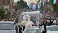 Papež František projíždí Havanou