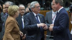 Před mimořádným summitem: německá kancléřka Angela Merkelová, předseda Evropské komise Jean-Claude Juncker a britský premiér David Cameron