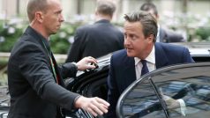 Britský premiér David Cameron přichází v Bruselu na mimořádný summit EU k migrační problematice