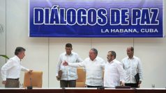Kolumbijský prezident Juan Manuel Santos a šéf guerilly Rodrigo Londono známý pod jménem Timochenko ohlásili v Havaně průlom v mírových rozhovorech