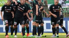 Tomáš Pilík se v hloučku příbramských fotbalistů raduje z gólu