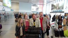 Cestovatele Dana Přibáně přivítala na letišti v Praze asi desítka fanoušků