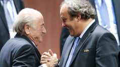 Michel Platini (vpravo) v květnu gratuloval Seppu Blatterovi ke znovuzvolení. Dnes je sám největším kandidátem na nového šéfa FIFA