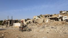 Poškozené budovy v syrském městě, které bylo zasaženo ruskými leteckými údery