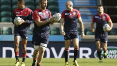 Anglický kapitán Chris Robshaw (druhý zleva) povede dnes svůj tým do stěžejní bitvy s Austrálií