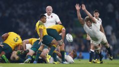 Angličan Joe Launchbury (vpravo) startuje proti šišce v úvodu duelu s Austrálií