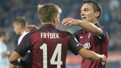 Fotbalisté Sparty Martin Frýdek a David Lafata se radují z gólu v utkání se Slováckem