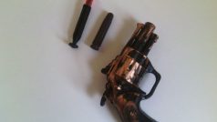Nebezpečná hračka Revolver Toys No. A-34
