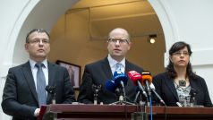 Zleva ministr zahraničí Lubomír Zaorálek, premiér Bohuslav Sobotka a ministryně práce a sociálních věcí Michaela Marksová