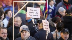 Maketa šibenice se jménem německé kancléřky Angely Merkelové a vicekancléře Sigmara Gabriela na demonstraci hnutí Pegida v Drážďanech