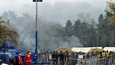 Požár ve slovinském uprchlickém táboře Brežice