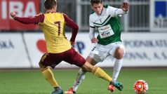 Jablonec remizoval v 11. kole Synot ligy s Duklou Praha 3:3, domácí Lukáš Masopust (v zeleném) se snaží obejít Jakuba Pavažance z Dukly