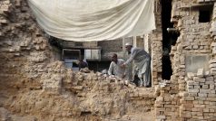 Obyvatelé pákistánského Péšávaru odklízejí trosky domu poté, co byl poškozen při zemětřesení