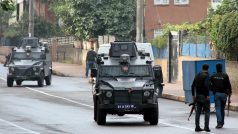 Při pondělní přestřelce v Diyarbakiru na jihovýchodě Turecka zemřeli dva policisté a sedm členů IS