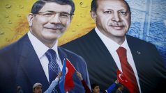 Na plakátu jsou premiér a lídr strany AKP Ahmed Davutoglu (vlevo) a prezident  Recep Tayyip Erdogan