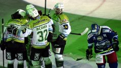 Hokejisté Karlových Varů se radují z gólu v utkání s brněnskou Kometou