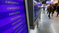 Palubní personál Luthansy zahájil stávku, na obrázku informační tabule zrušených letů na letišti ve Frankfurtu