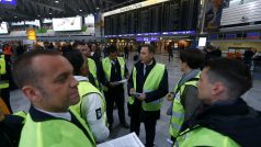 Palubní personál aerolinek Lufthansa protestuje za vyšší mzdy a lepší pracovní podmínky