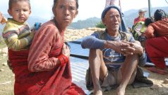 První část pomoci ze sbírky ČRo na pomoc zemětřesením poničené nepálské vesnice Simthálí dorazila na místo