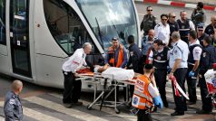 Záchranáři odvážejí postřeleného palestinského chlapce, který útočil v Jeruzalémě