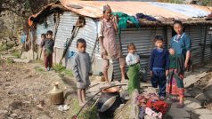 Nepálská vesnice Selang, jedno z míst kam putuje pomoc ze sbírky Českého rozhlasu. Na snímku rodina Guna Lamy