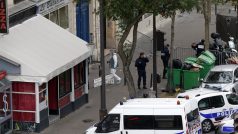 Francouzští vyšetřovatelé a policisté před hudebním klubem Bataclan