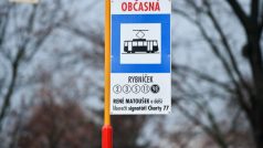 Liberecká tramvajová zastávka Rybníček nově vzdává hold libereckým signatářům Charty 77