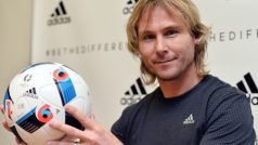 Pavel Nedvěd s míčem pro Euro 2016