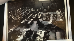 Historická fotka sálu, ve kterém se odehrávaly procesy s nacistickými zločinci