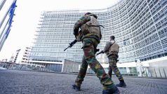 Belgičtí vojáci hlídkují u sídla Evropské komise