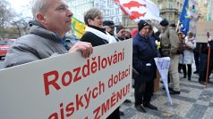 Demonstrace některých středočeských starostů proti údajně nespravedlivému rozdělování dotací před Krajským úřadem Středočeského kraje v Praze