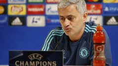 Trenér Chelsea José Mourinho na tiskové konferenci v izraelské Haifě