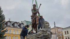 Socha Krakonoše se po opravě vrátila na kašnu v centruTrutnova