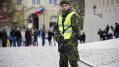 Vstup do areálu Pražského hradu hlídají i vojáci