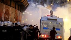 Turecká policie použila proti demonstrantům vodní děla a slzný plyn