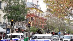 Vyšetřovatelé před pařížským klubem Bataclan den po teroristických útocích