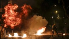 Výbuch zápalné lahve poblíž pořádkového policisty při zásahu v Aténách