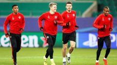 Fotbalisté Manchesteru United  na tréninku před úterním zápasem LM na hřišti Wolfsburgu (Zleva Anthony Martial, Bastian Schweinsteiger, Michael Carrick a Ashley Young)