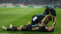 Arsenal je díky hattricku Oliviera Girouda (na zemi) pošestnácté v řadě osmifinalistou Champions League