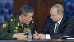 Náčelník generálního štábu ruské armády Valerij Gerasimov (vlevo) mluví s šéfem Kremlu Vladimirem Putinem