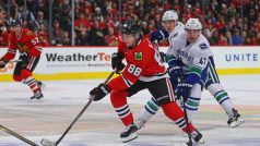 Útočník Blackhawks Patrick Kane (88) v zápase s Vancouverem (13. prosince 2015)