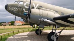 Vojenská dopravní verze Dakoty C-47 Skytrain je součástí Musee de la Batterie v Merville v Normandii