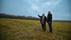 Hejtman Libereckého kraje Martin Půta (vpravo) a starosta Chrastavy Michael Canov si prohlédli pozemky v Chrastavě-Vítkově na Liberecku
