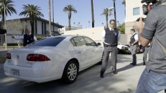 Enriqua Marqueze přiváží auto k soudu v kalifornském Riverside