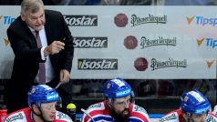 Trenér českých hokejistů Vladimír Vůjtek udílí rady svým svěrencům během zápasu s Finskem