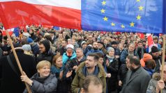 Protivládní demonstrace ve Varšavě