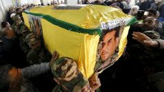 Členové Hizballáhu nesou rakev s ostatky Samíra Kantára