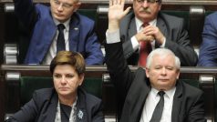 Polská premiérka Beata Szydlová a šéf polských konzervativců Jaroslaw Kaczyńský