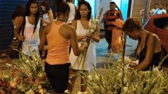 Květy se nomrálně prodávají ve čtvrti Copacabana po celý Silvestr