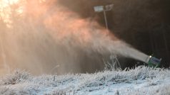 Sněžná děla ve sportovním areálu v Novém Městě na Moravě vyrábějí sníh pro závodní tratě
